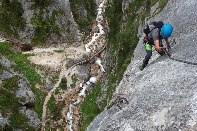 Montée sur des câbles et échelles, assuré par des longes de Via Ferrata